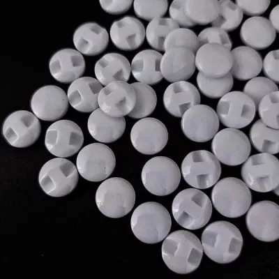 Ґудзик напівніжка, білий