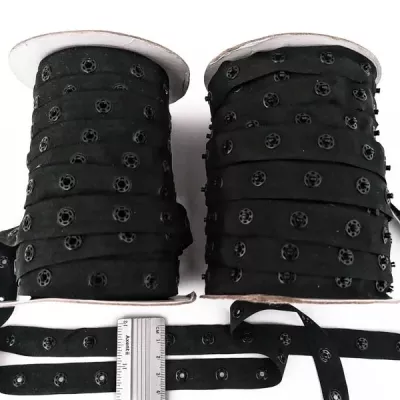 Кнопка пластмасова на стрічці (боб. 42 м)-чорна.