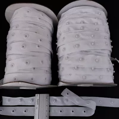 Кнопка пластмасова на стрічці  біла