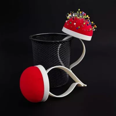 игольница на запястье