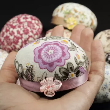 Игольница на запястье